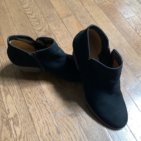 Fergie Bianca Perf Ankle Bootie _ Size 10 M - Picture 10 of 12